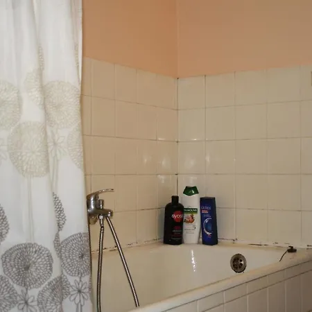 Work Or Vacation In Shared Homestay Athens