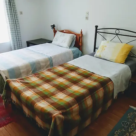 Work Or Vacation In Shared Homestay Athens